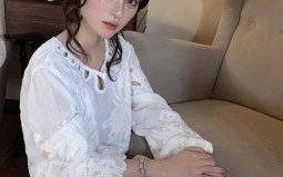 2025年10月30日 土金相生日穿搭：砂岩色配香槟金显大地气质