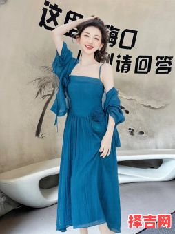 2025年10月20日 水火相生日穿搭：孔雀蓝配正红显戏剧感-第1张图片