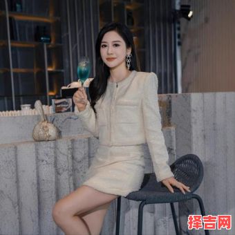 2025年10月22日 金木相生日穿搭：象牙白配墨绿显高级定制感-第1张图片